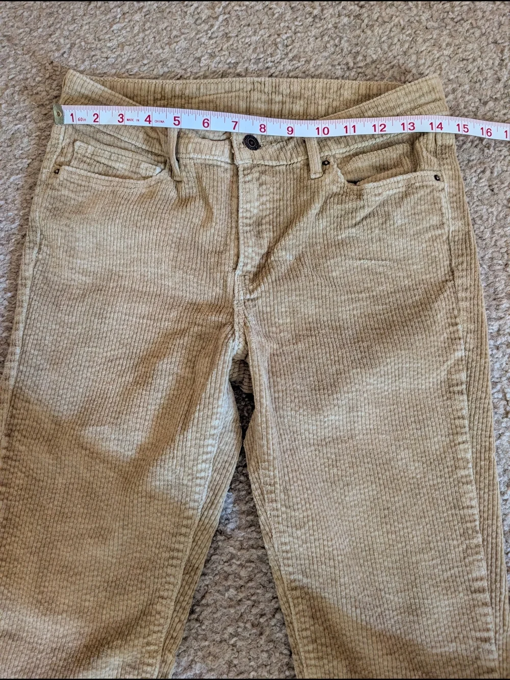 Levi's Women's skinny-fit fine-wale corduroy trousers. Size 28x30